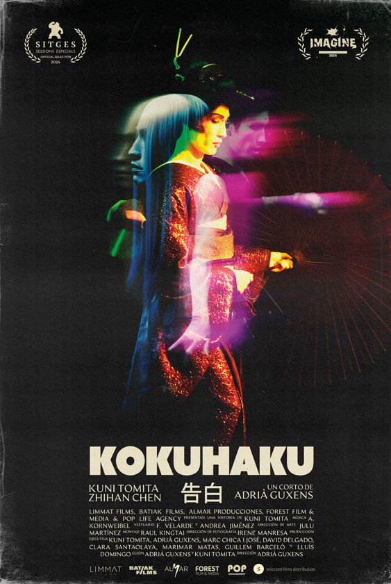 Pòster del curtmetratge 'Kokuhaku'. A la part central, una dona amb quimono, amb un efecte de moviment borrós, es troba en un ambient fosc. El títol, 'Kokuhaku', es troba a la part inferior en lletres grans. El cartell inclou els segells dels festivals de Sitges i Imagine