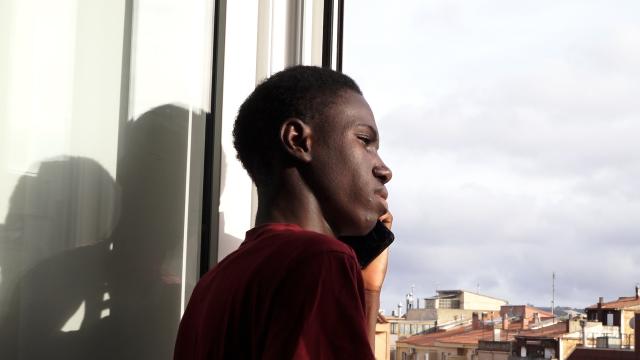 Pòster del documental 'Bajo el polvo, nuestra tierra'. Mostra una vista aèria d'un tren que passa per una zona desèrtica, amb unes muntanyes al fons. El tren sembla estar carregat de carbó i passa per un paisatge que ha estat afectat per la mineria. El títol del documental es troba a la part central de la imatge i els crèdits a la part superior i inferior.