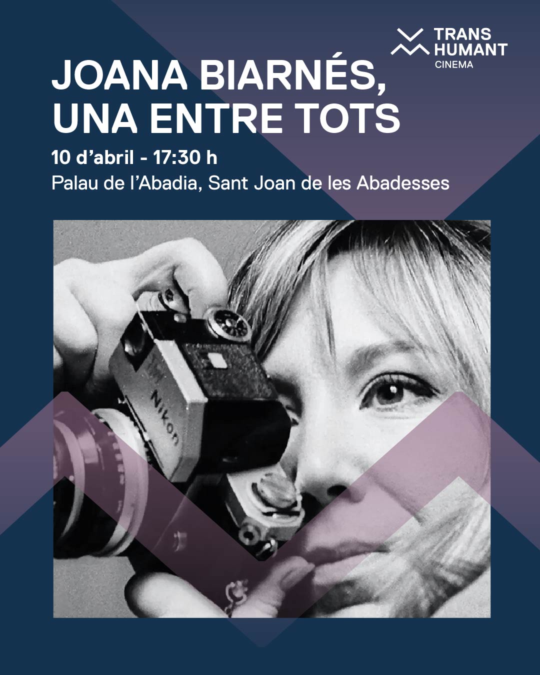 Cartell del Transhumant Cinema: projecció de 'Joana Biarnés, una entre tots'. 10 d'abril a les 17:30 h al Palau de l'Abadia, Sant Joan de les Abadesses. Inclou un primer pla en blanc i negre de la fotògrafa mirant per l'objectiu d'una càmera