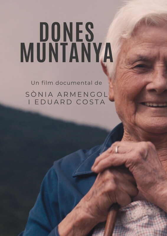 Cartell del documental 'Dones Muntanya', de Sònia Armengol i Eduard Costa. Mostra la meitat dreta del rostre d'una dona gran amb cabells blancs somrient, amb les mans repenjades en un bastó de fusta i una muntanya desenfocada de fons.