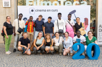 Grup multiètnic i multicultural de joves que ha participat en el rodatge del film davant de la Filmoteca de Catalunya