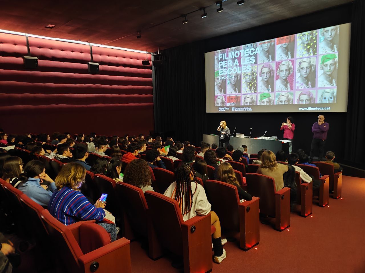 Foto d'una sessió del Programa de Cinema, Memòria, Pau i Drets Humans per Centres Educatius de secundària i cicles formatius