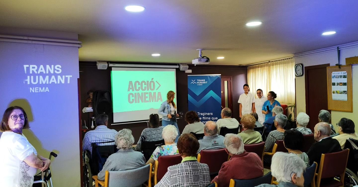 Foto d'una sessió d'Acció > Cinema en un cicle de cinema a les residències de gent gran del Ripollès amb Creu Roja Ripoll i Camprodon